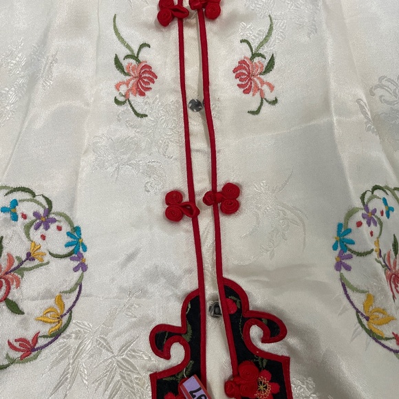 Beautiful embroidered Chinese top - Picture 5 of 10